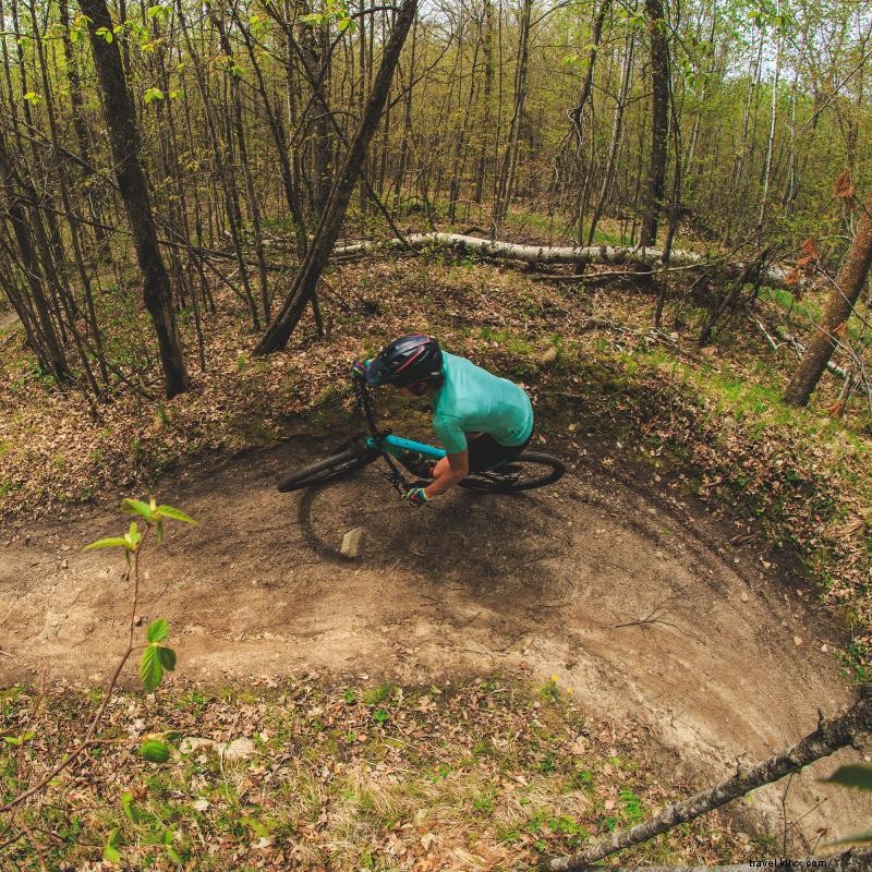 デトロイトレイクスとカユナでマウンテンバイクを楽しむ