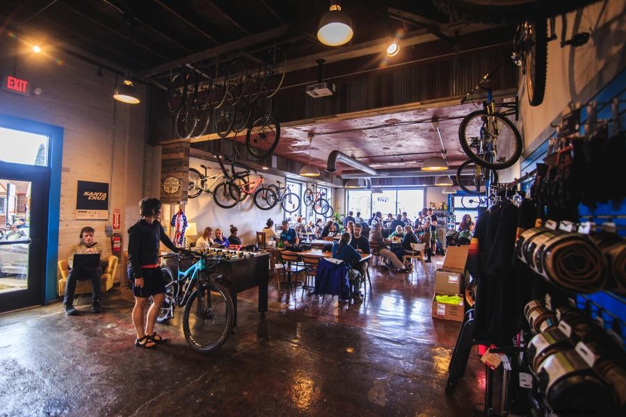 デトロイトレイクスとカユナでマウンテンバイクを楽しむ
