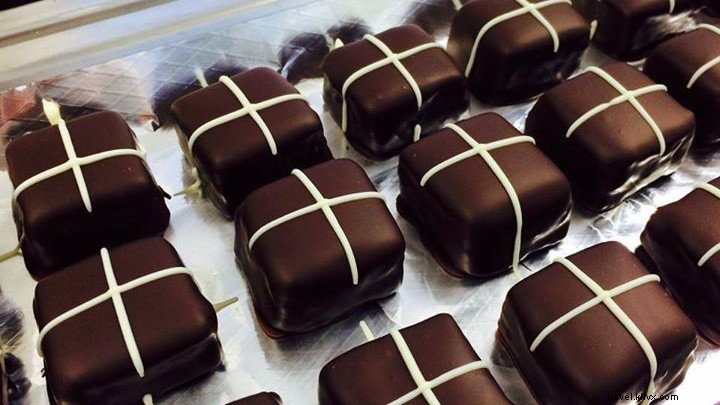 オーブンから出したてのホットクロスバン13選 – 今すぐ試したいブリスベンのおすすめ店