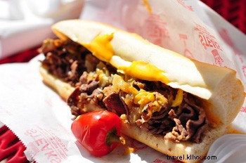 本場フィラデルフィアで最高のチーズステーキを注文する方法とおすすめ店