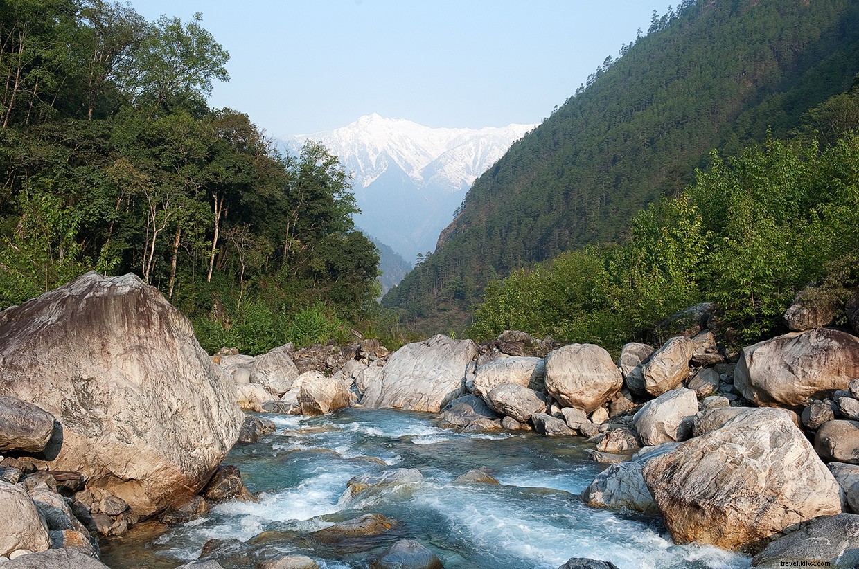 東ヒマラヤの奥深い山岳地帯を探検する