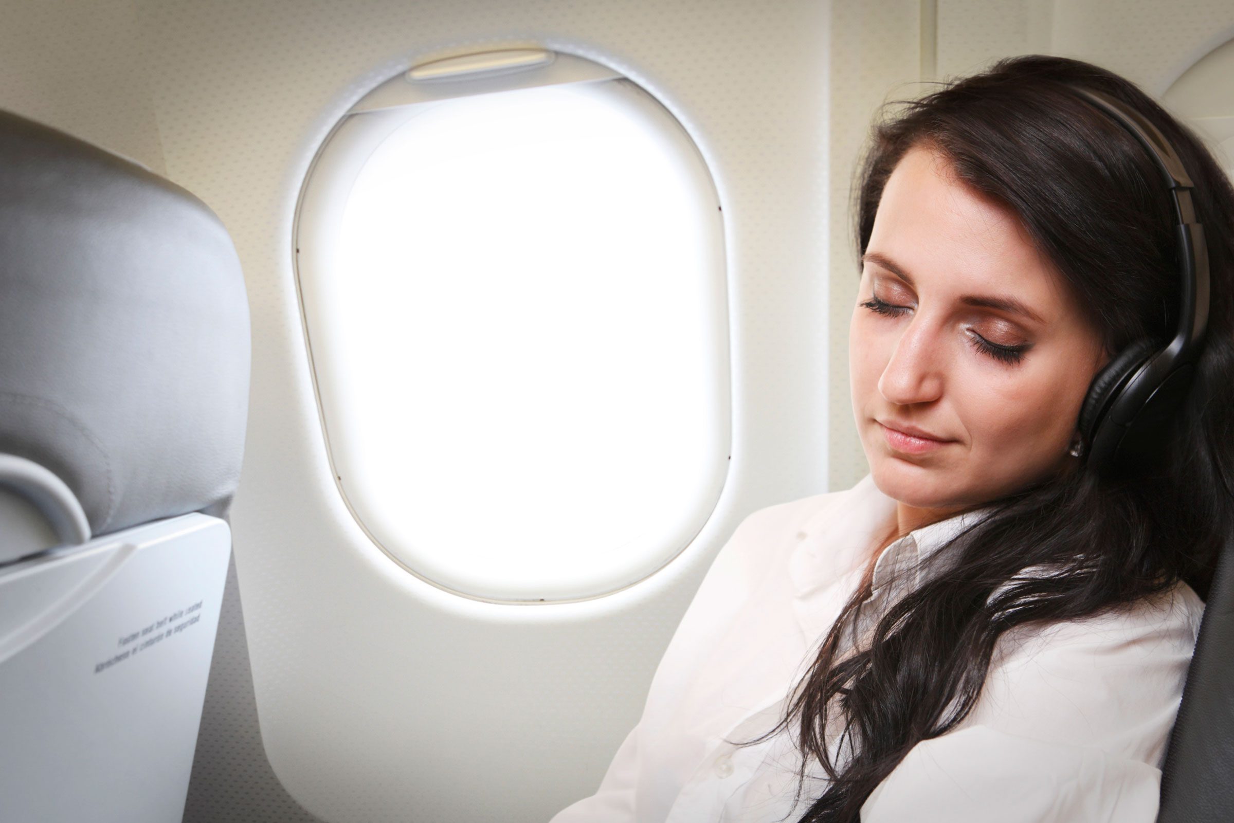 飛行機で快適に眠るための8つのコツ