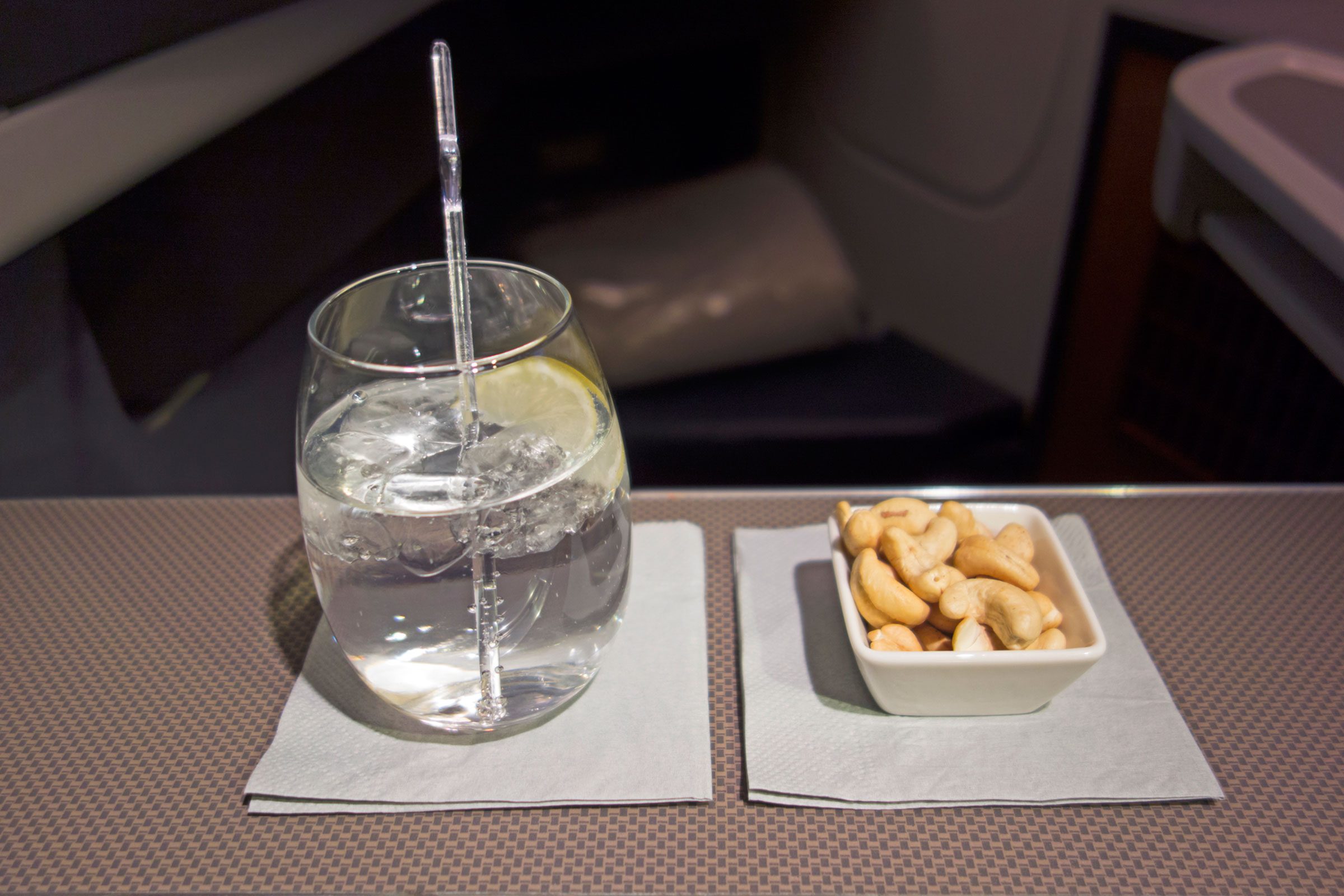 飛行機で快適に眠るための8つのコツ