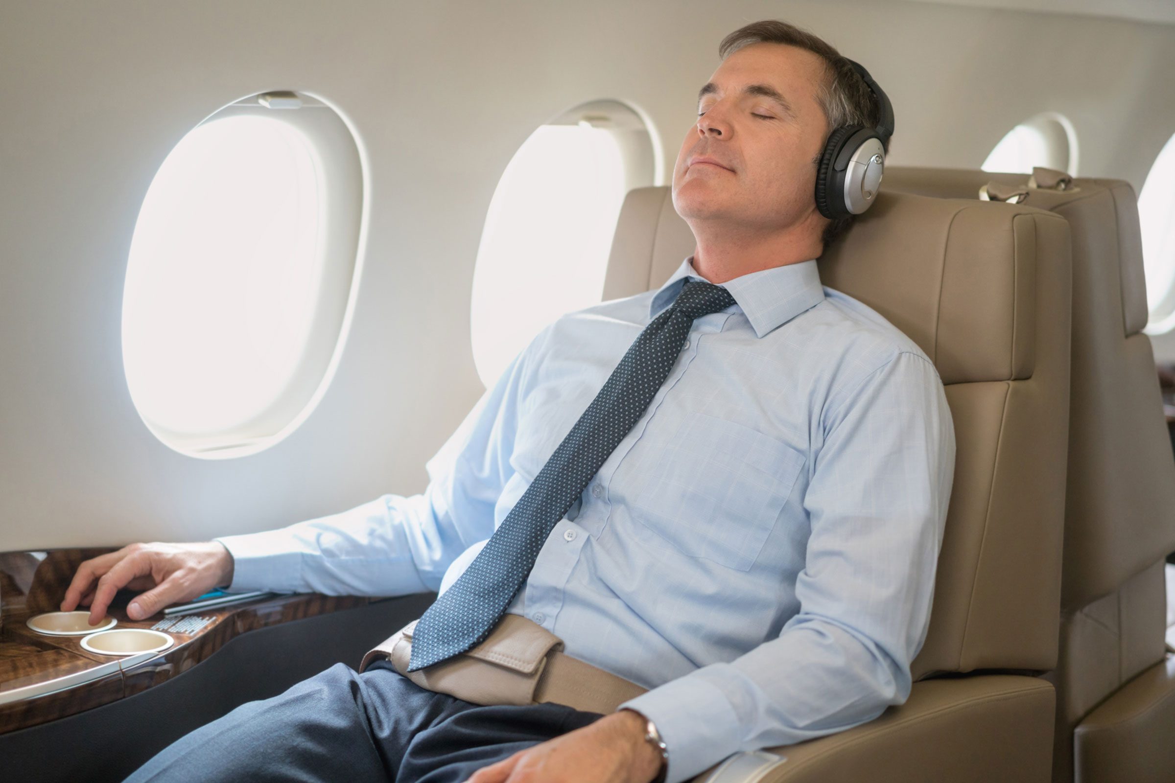 飛行機で快適に眠るための8つのコツ