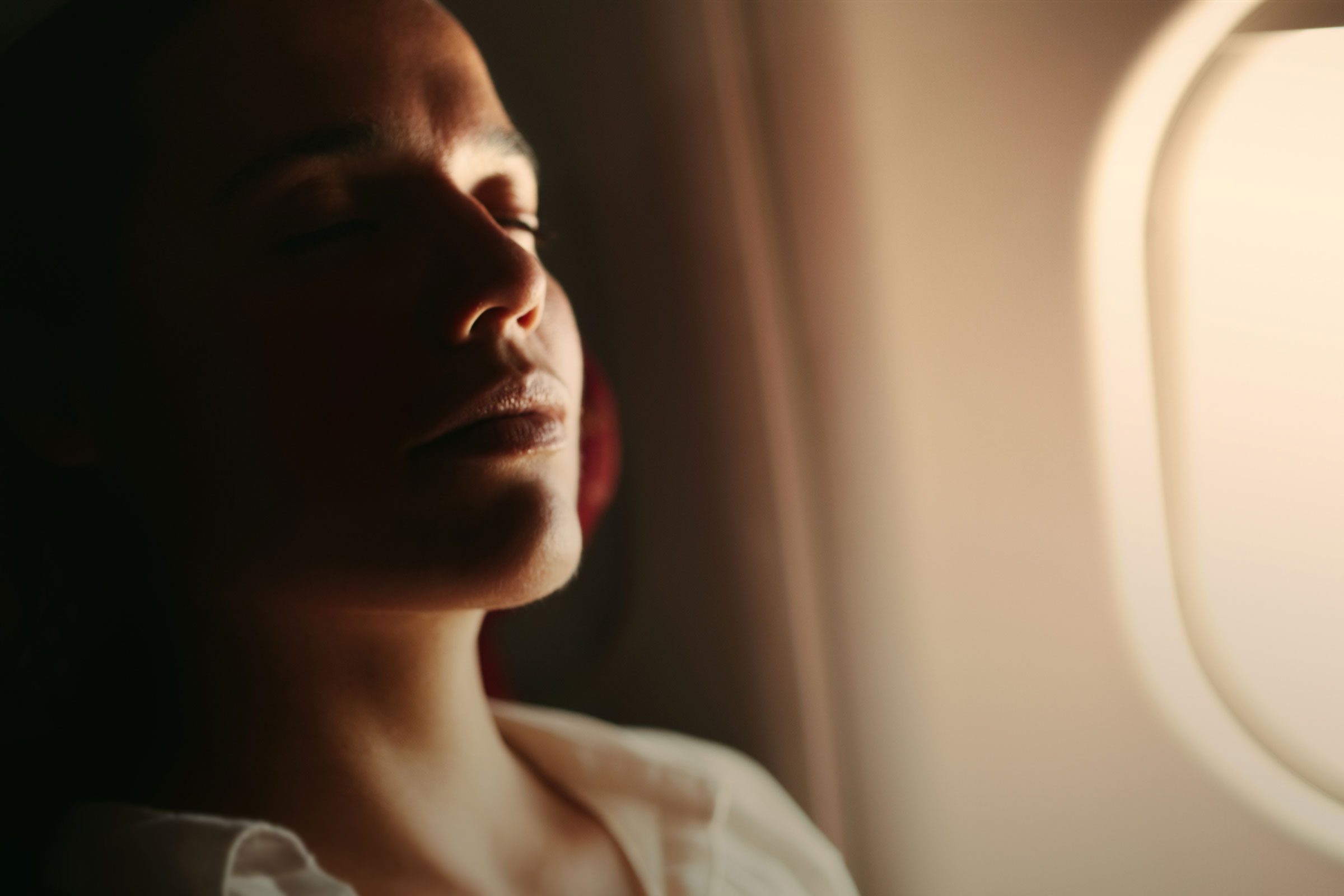 飛行機で快適に眠るための8つのコツ