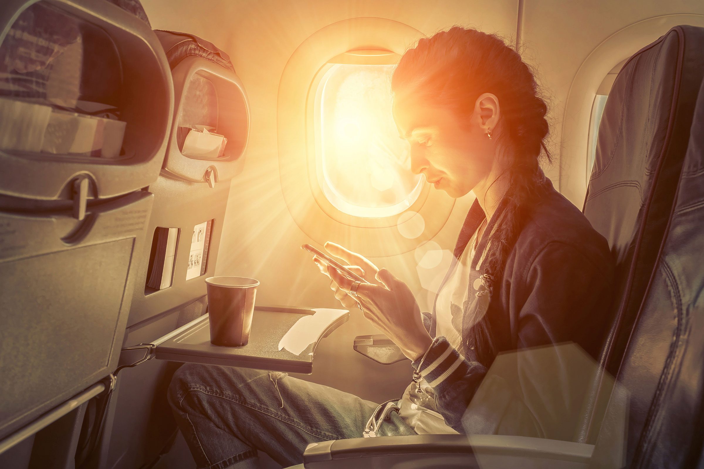 飛行機で快適に眠るための8つのコツ