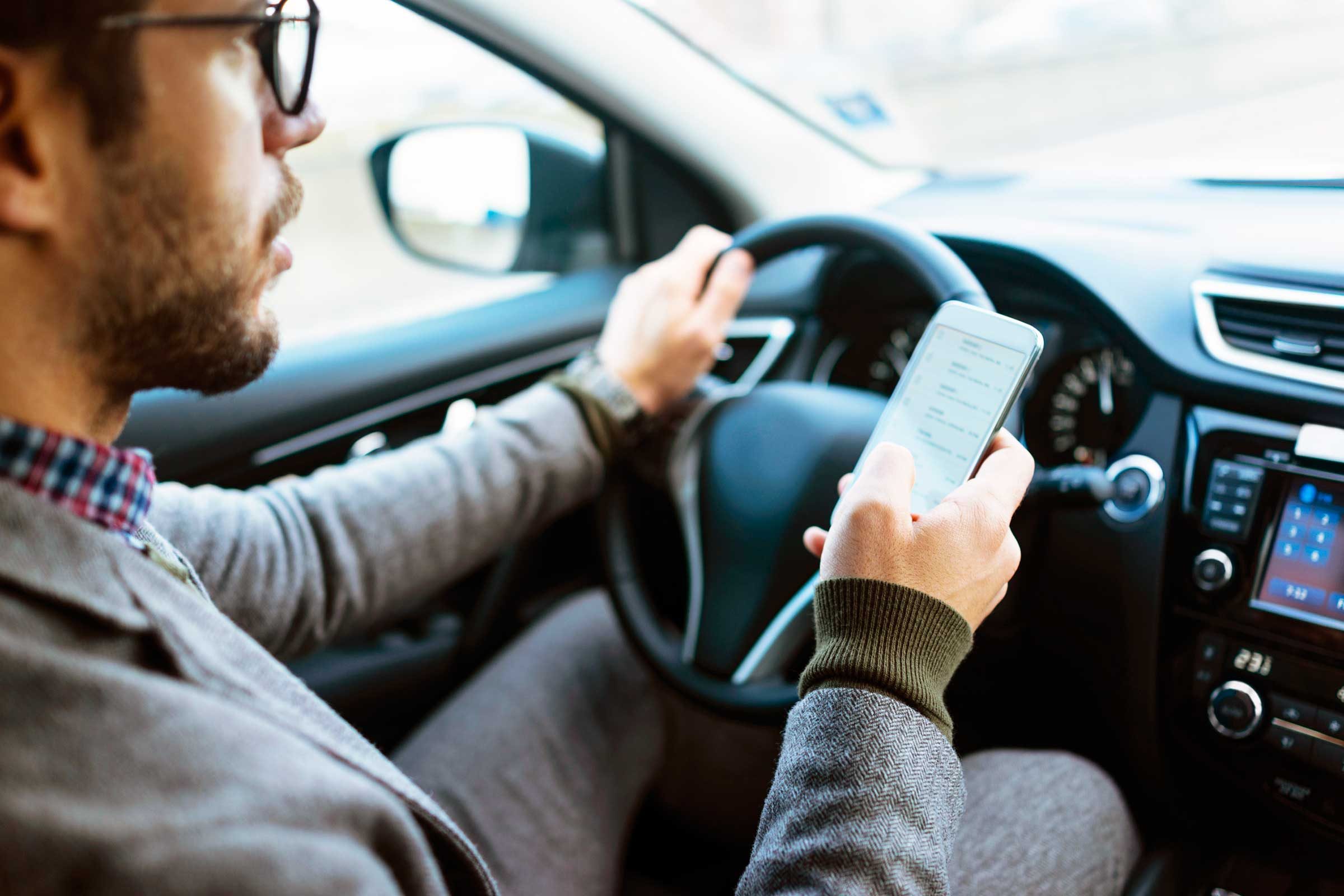 運転中のテキスト送信をやめる7つの実践的ヒント