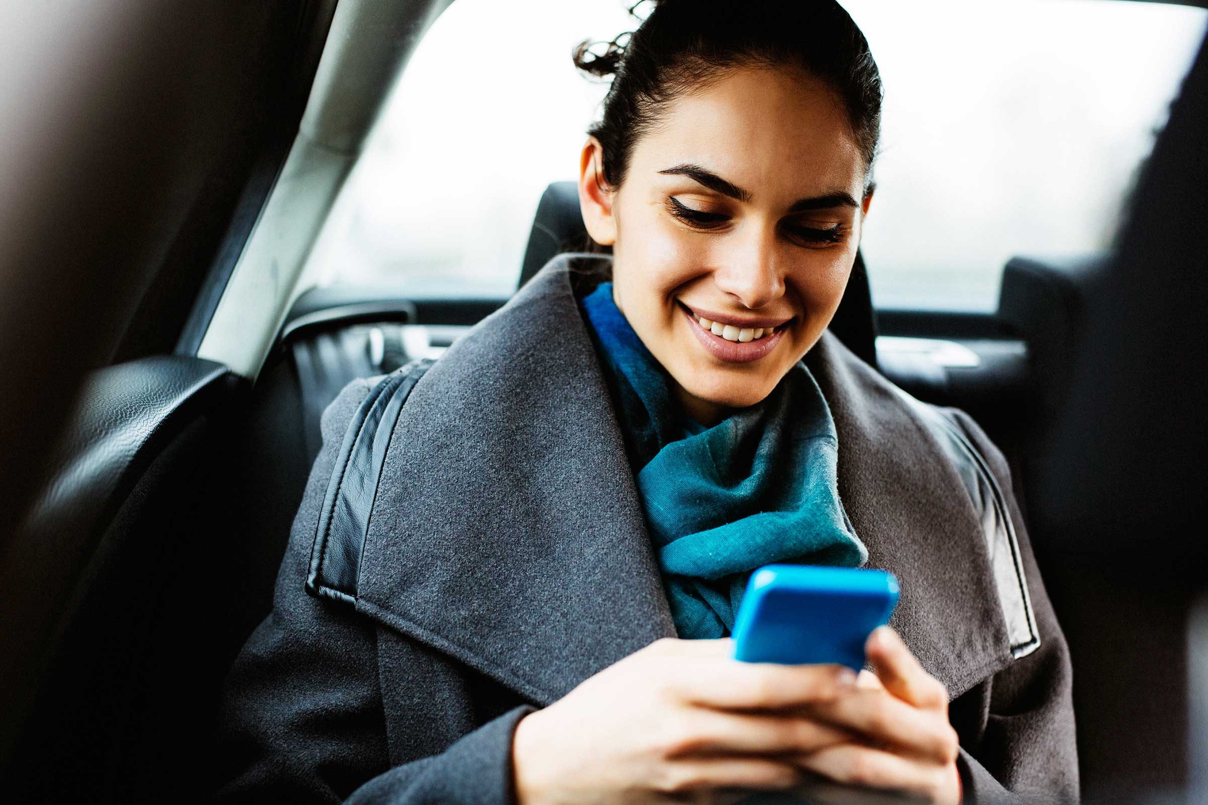 運転中のテキスト送信をやめる7つの実践的ヒント