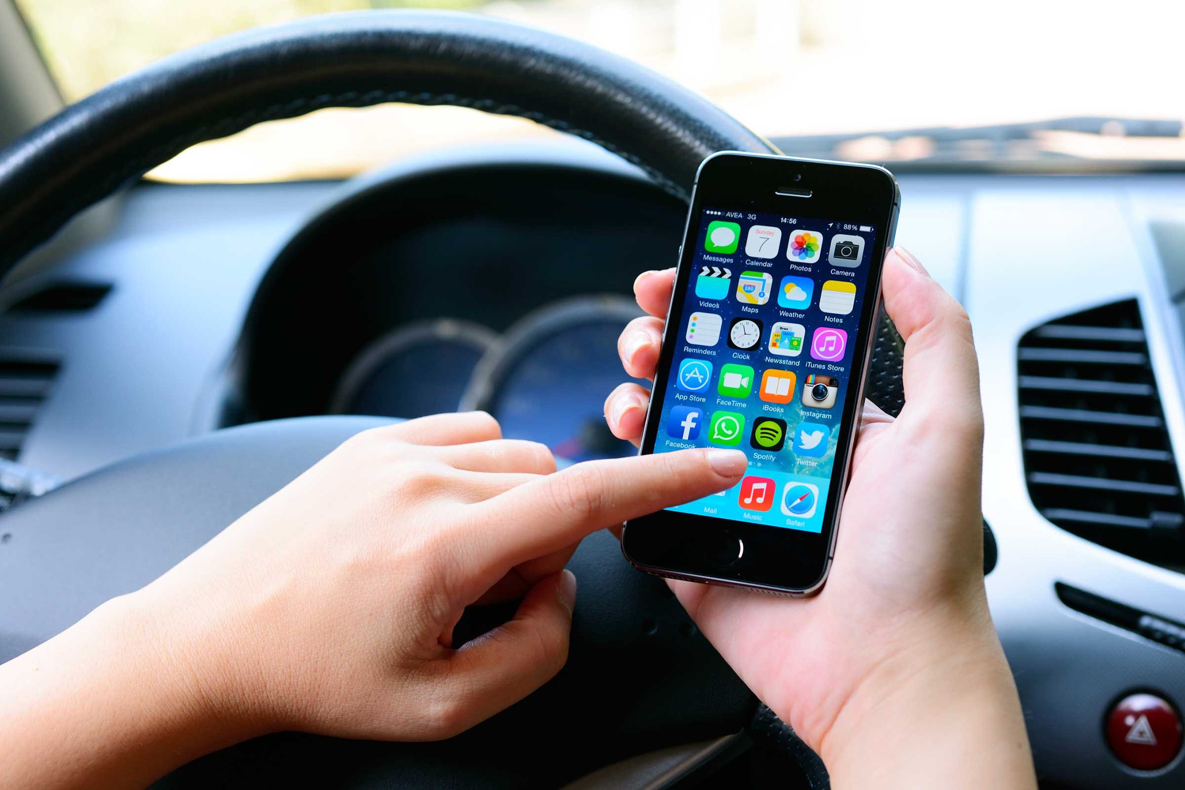 運転中のテキスト送信をやめる7つの実践的ヒント