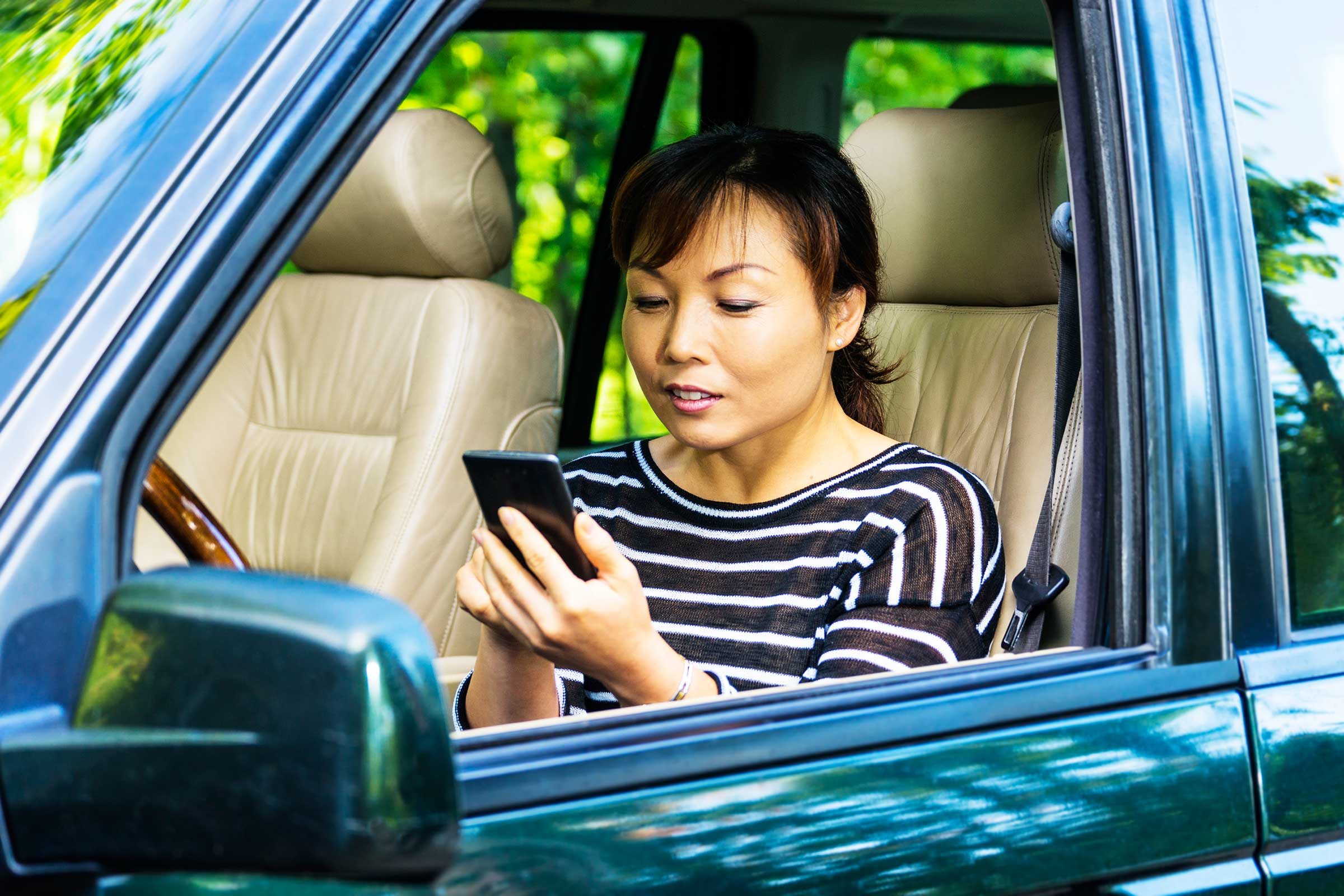 運転中のテキスト送信をやめる7つの実践的ヒント