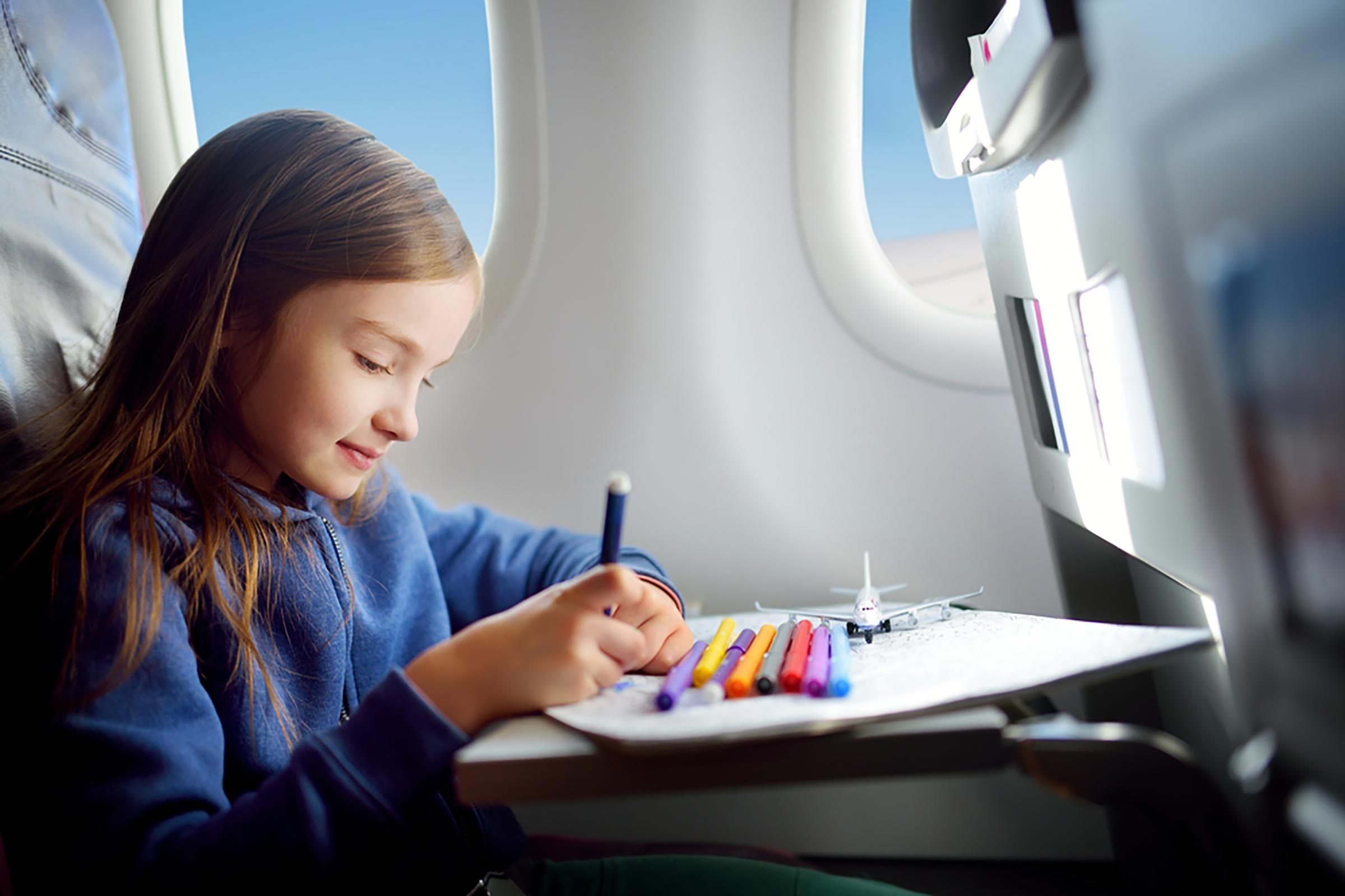 子供と一緒に飛行機に乗るとき、正気を保つための10の天才的ショートカット