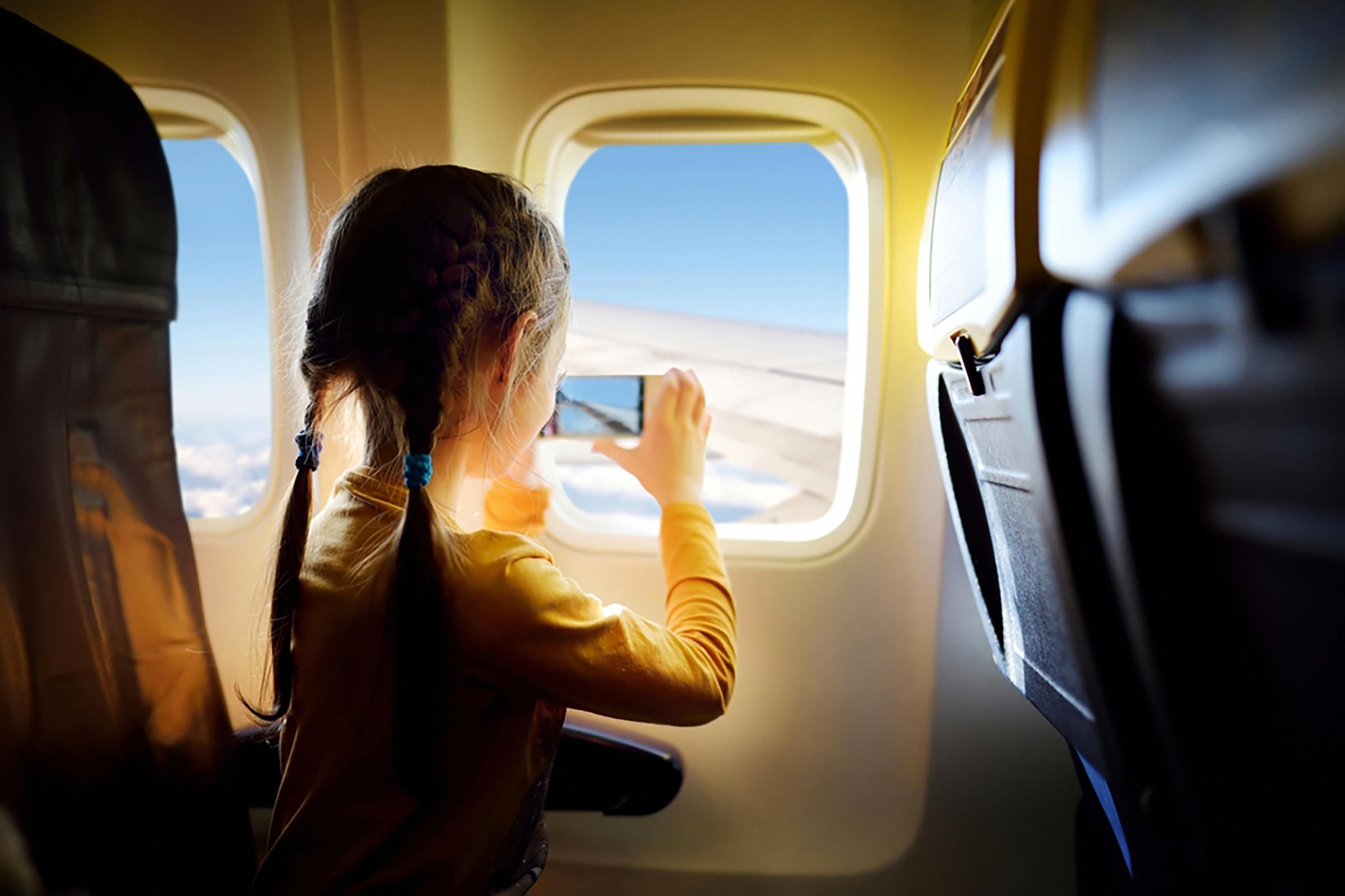 子供と一緒に飛行機に乗るとき、正気を保つための10の天才的ショートカット