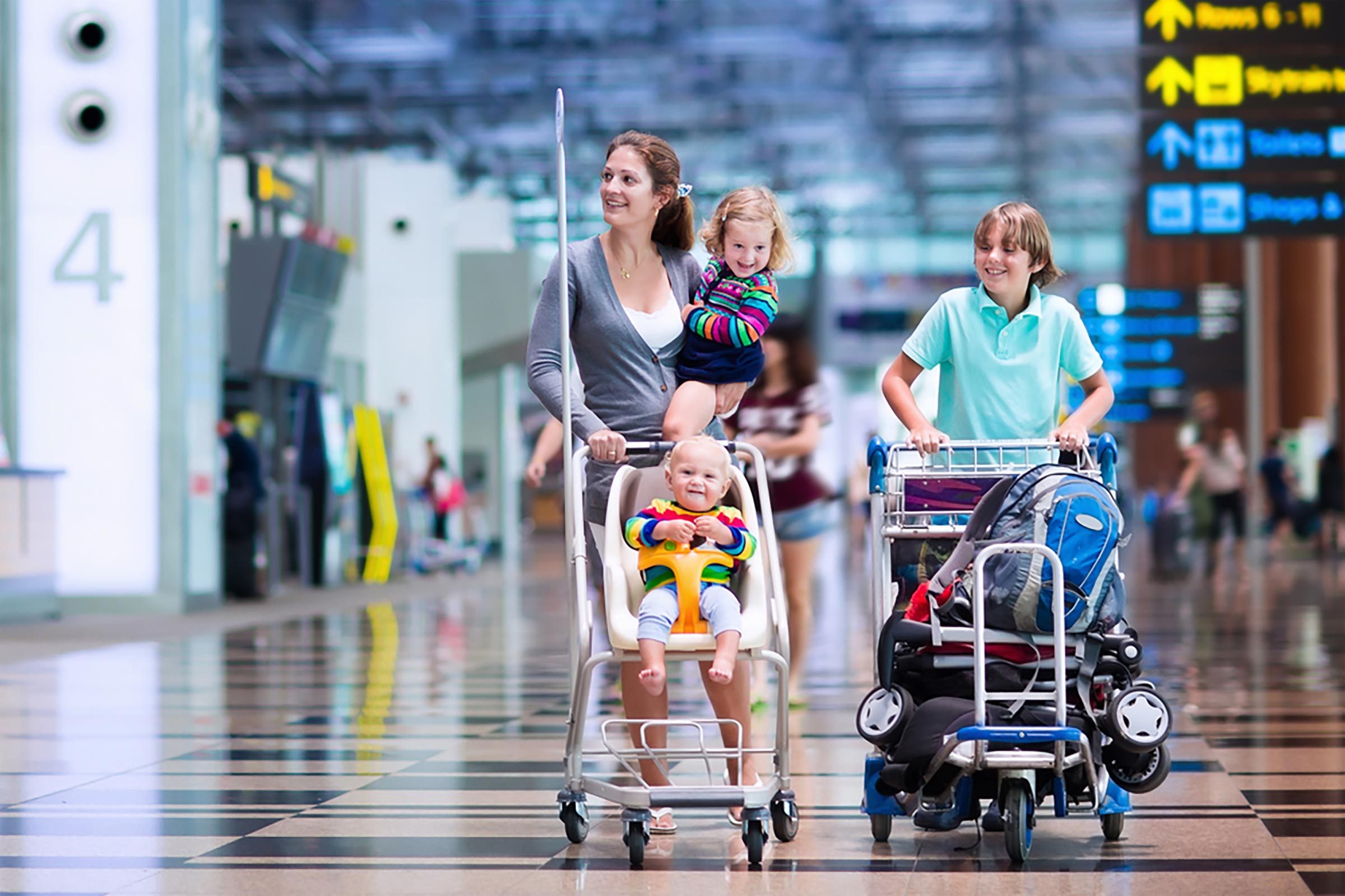 子供と一緒に飛行機に乗るとき、正気を保つための10の天才的ショートカット