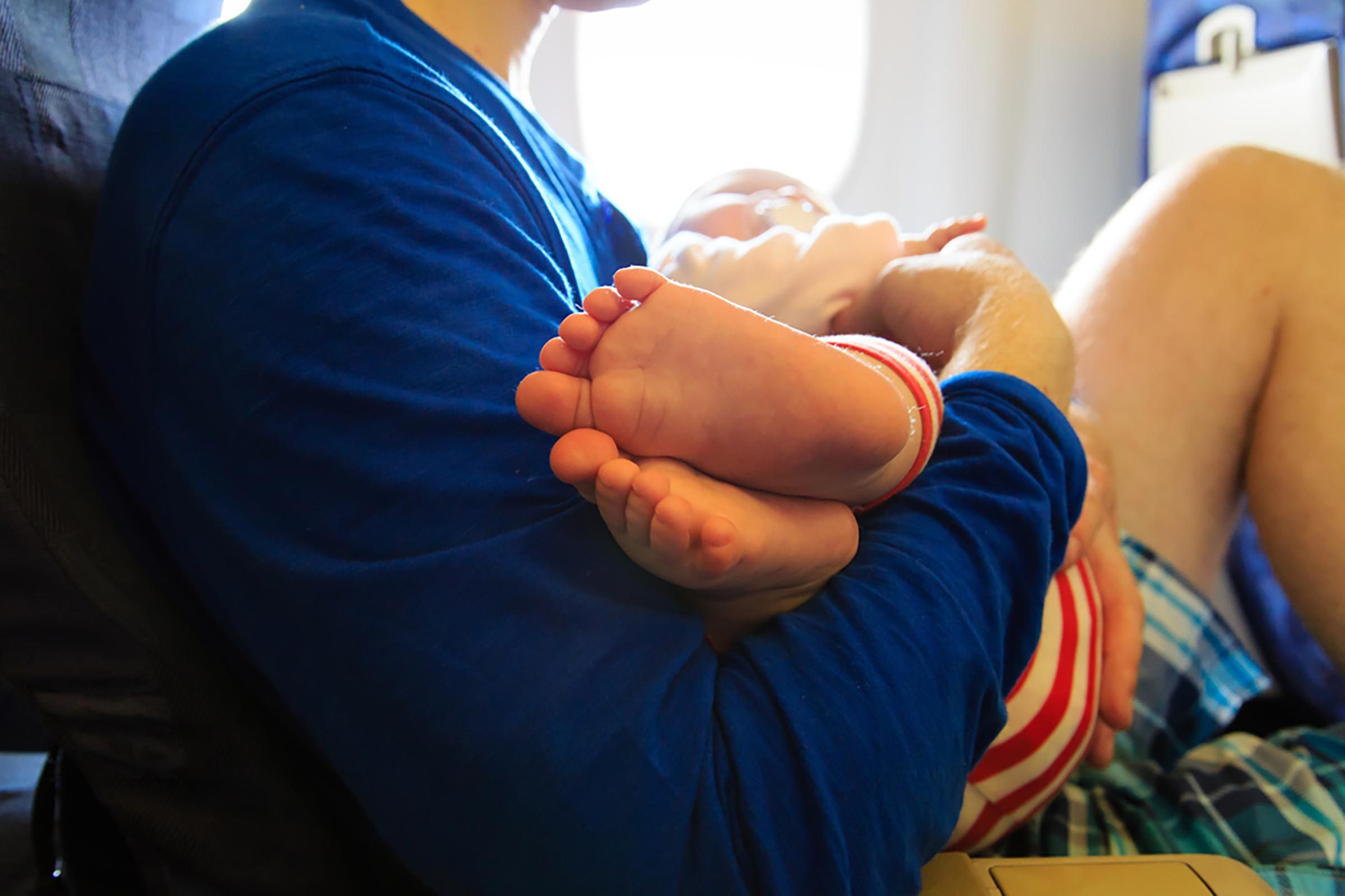 子供と一緒に飛行機に乗るとき、正気を保つための10の天才的ショートカット