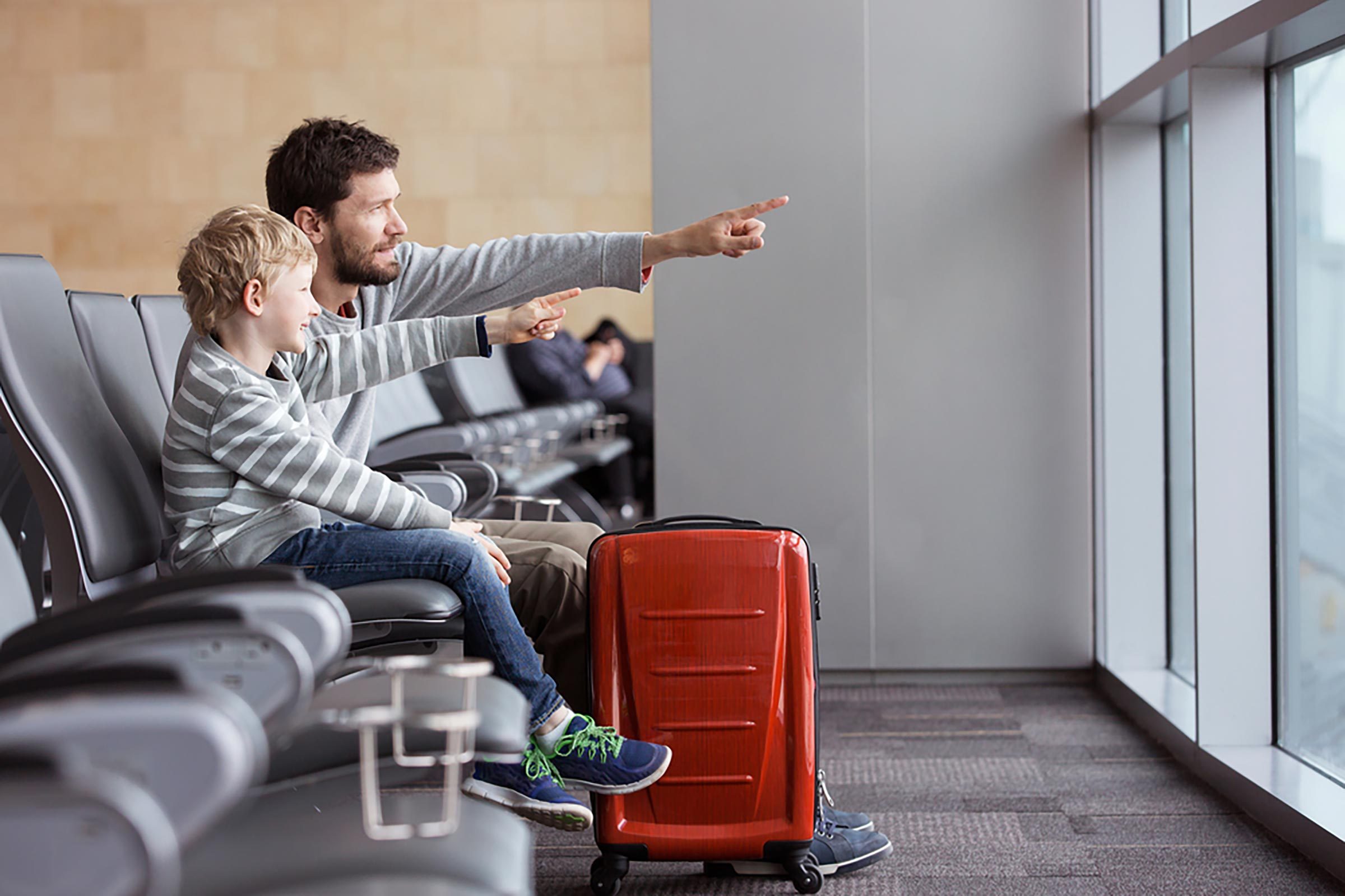 子供と一緒に飛行機に乗るとき、正気を保つための10の天才的ショートカット