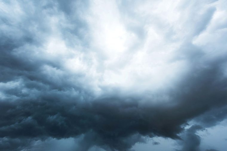 雷雨に巻き込まれないための9つの安全対策と乾燥保持のポイント