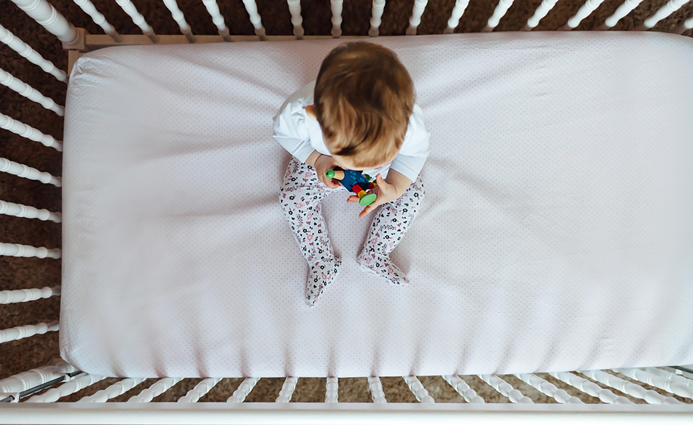 ホテルの部屋で見落としがちな13の危険 – 子どもの安全を守るために