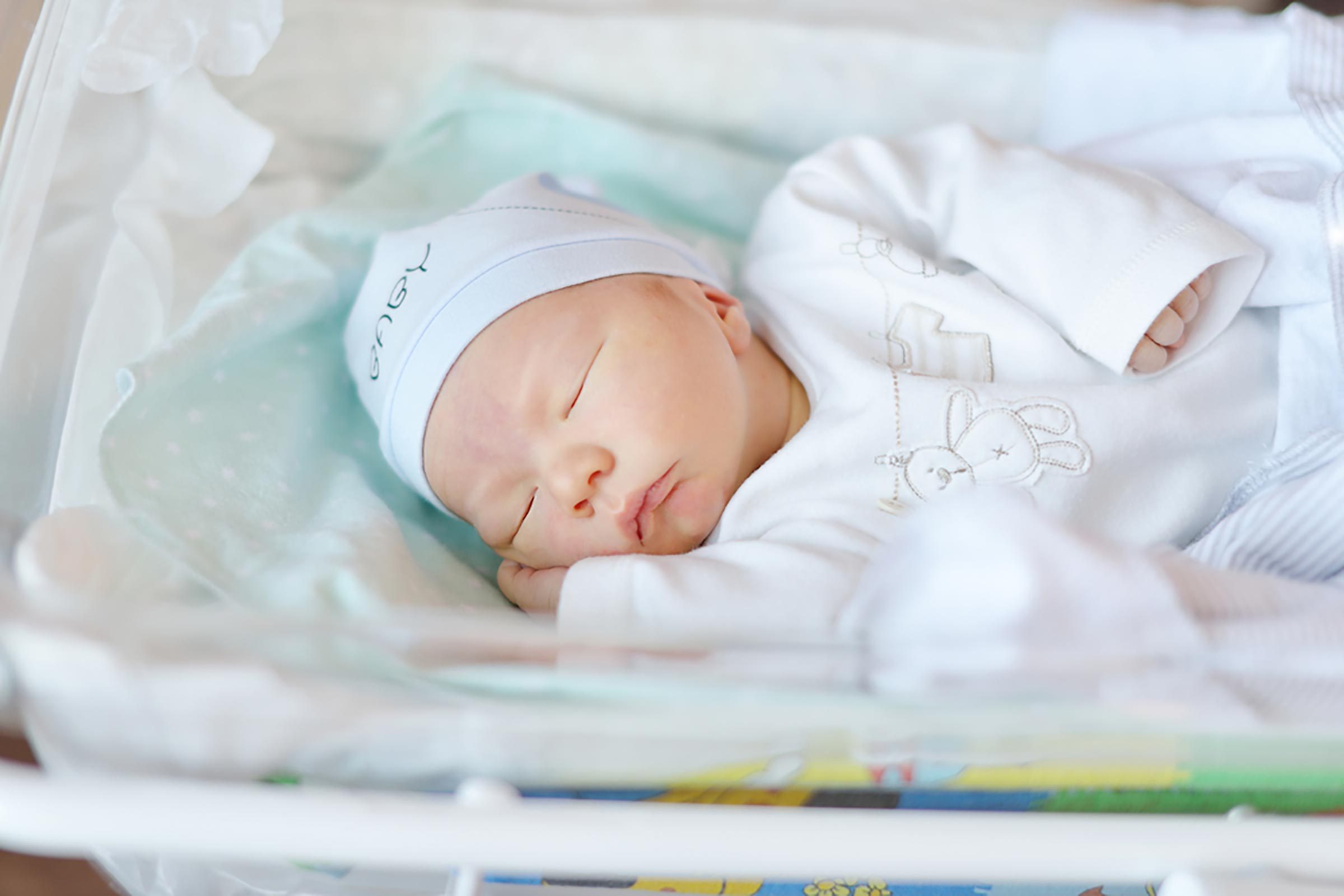 ホテルの部屋で見落としがちな13の危険 – 子どもの安全を守るために