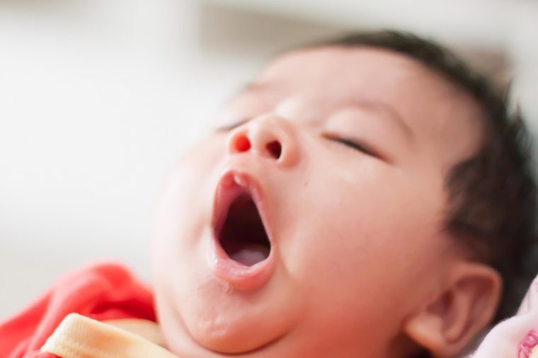 子どもの耳の痛みを和らげるフライト時の7つの対策