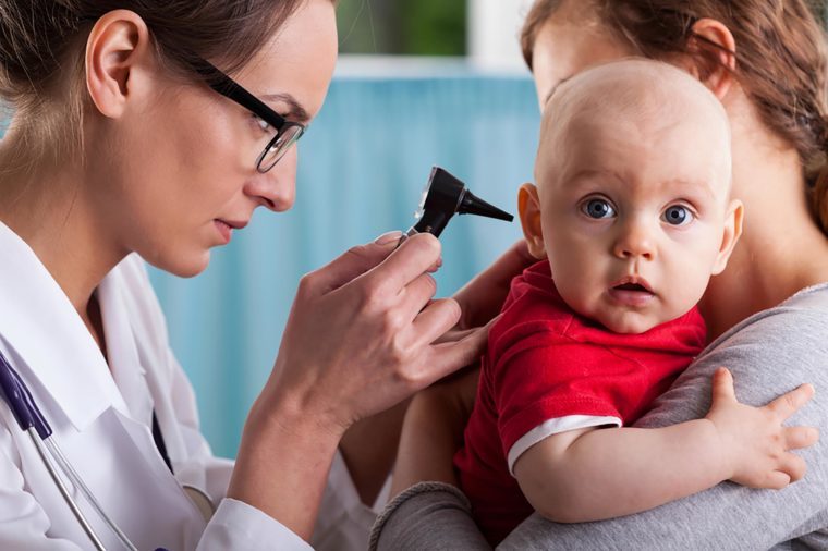 子どもの耳の痛みを和らげるフライト時の7つの対策