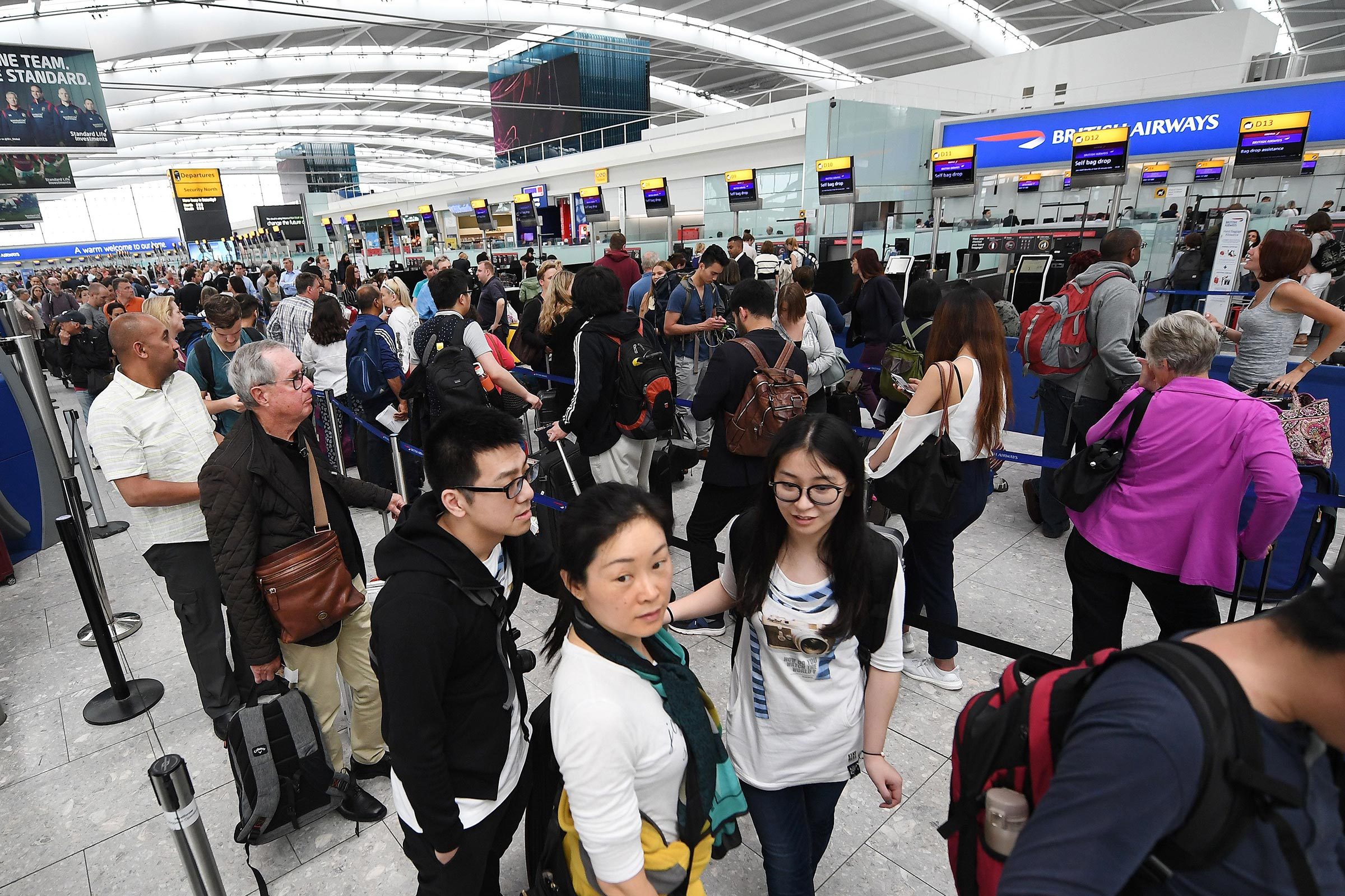英国航空の大規模遅延を示す10枚の写真と対策ガイド