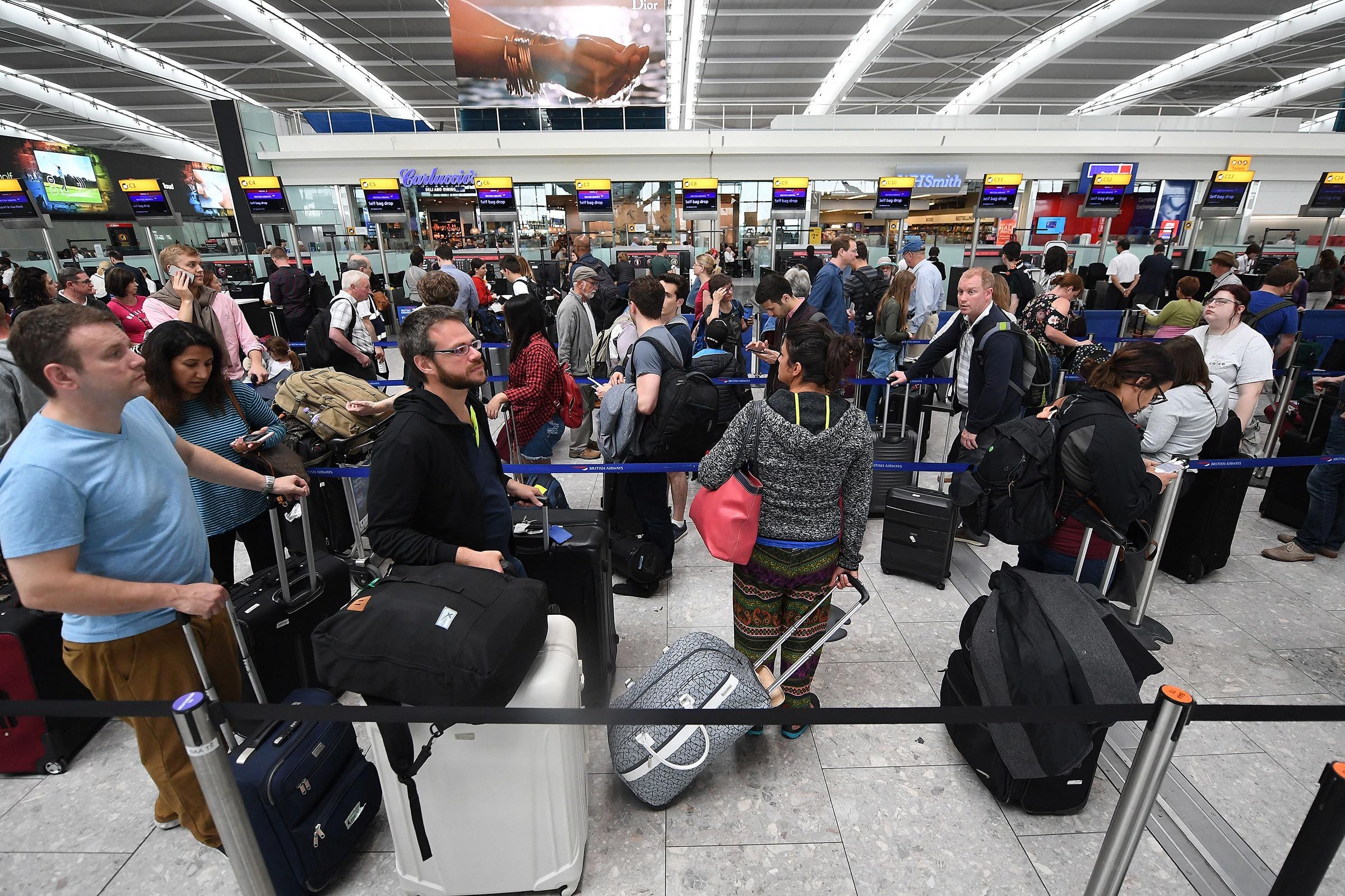 英国航空の大規模遅延を示す10枚の写真と対策ガイド