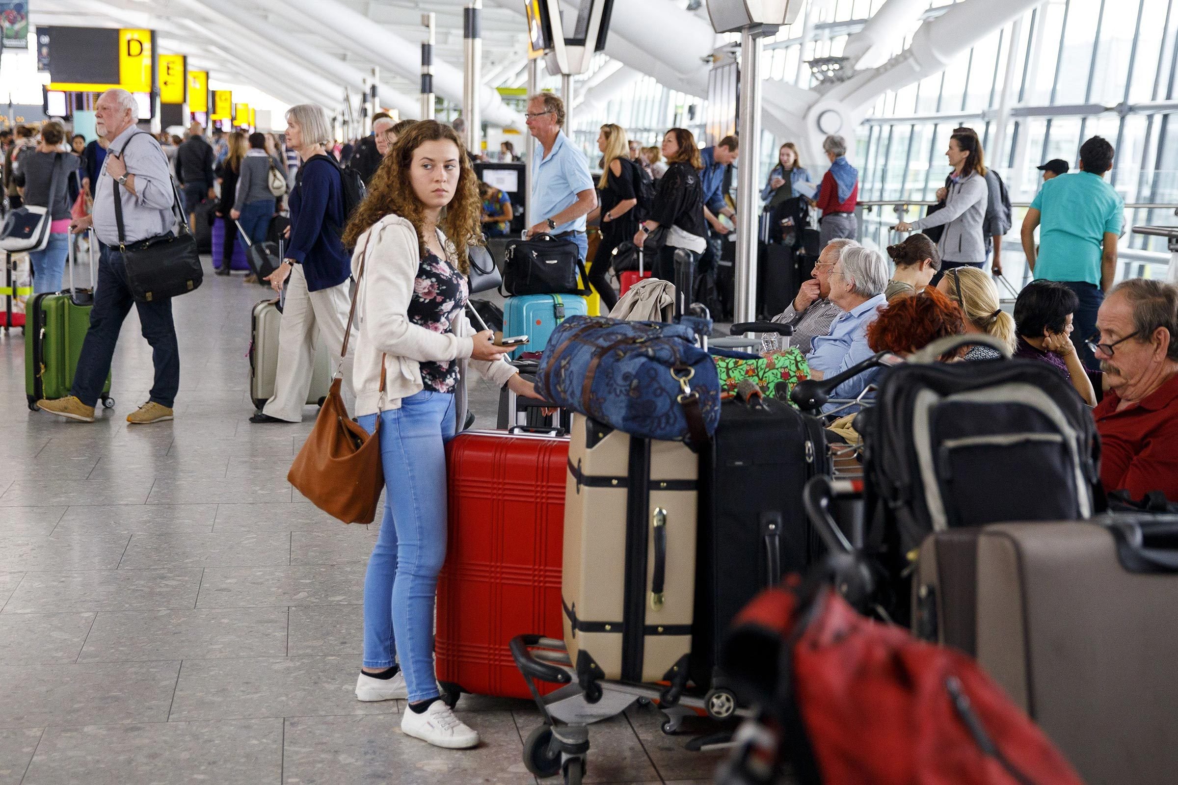 英国航空の大規模遅延を示す10枚の写真と対策ガイド
