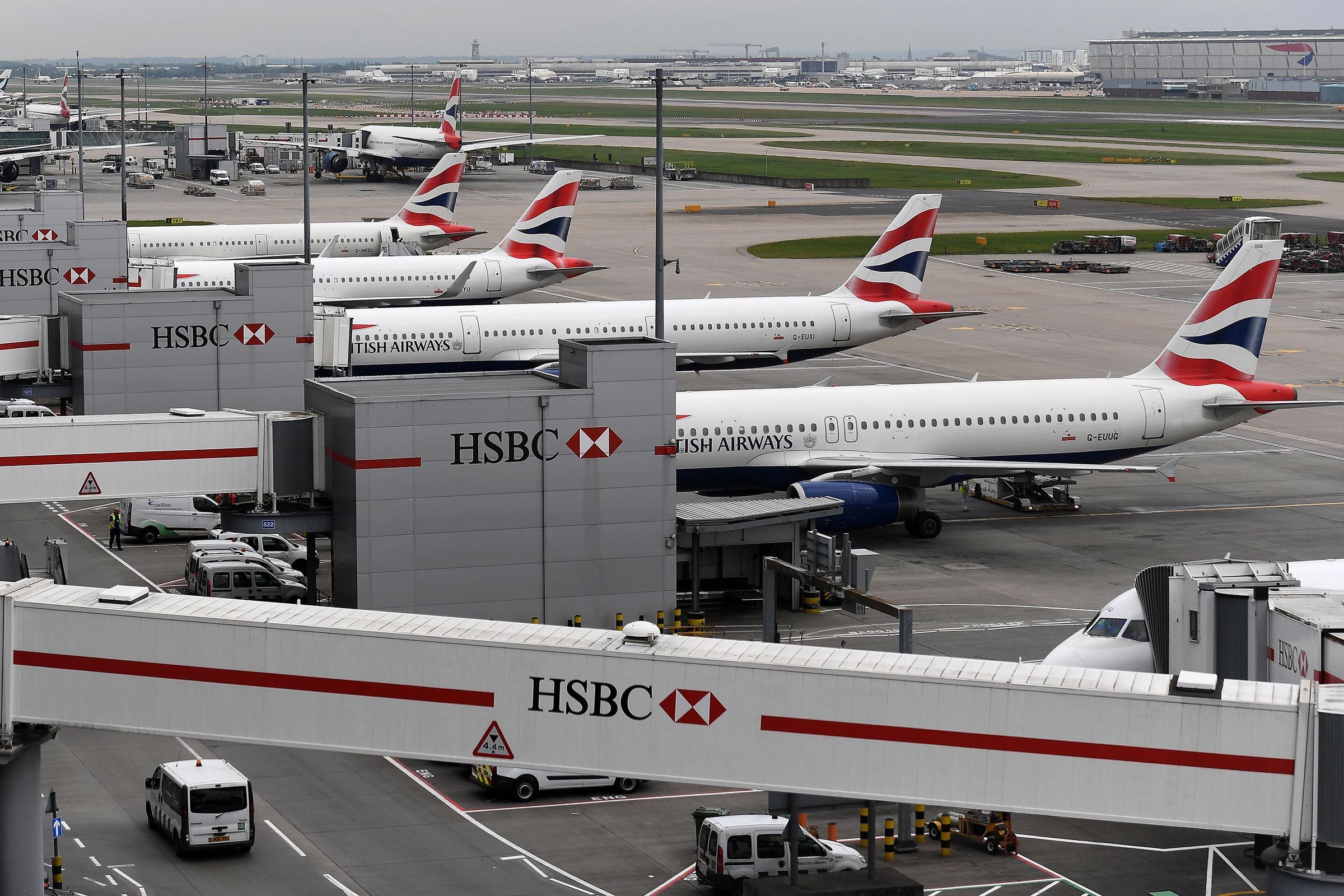 英国航空の大規模遅延を示す10枚の写真と対策ガイド