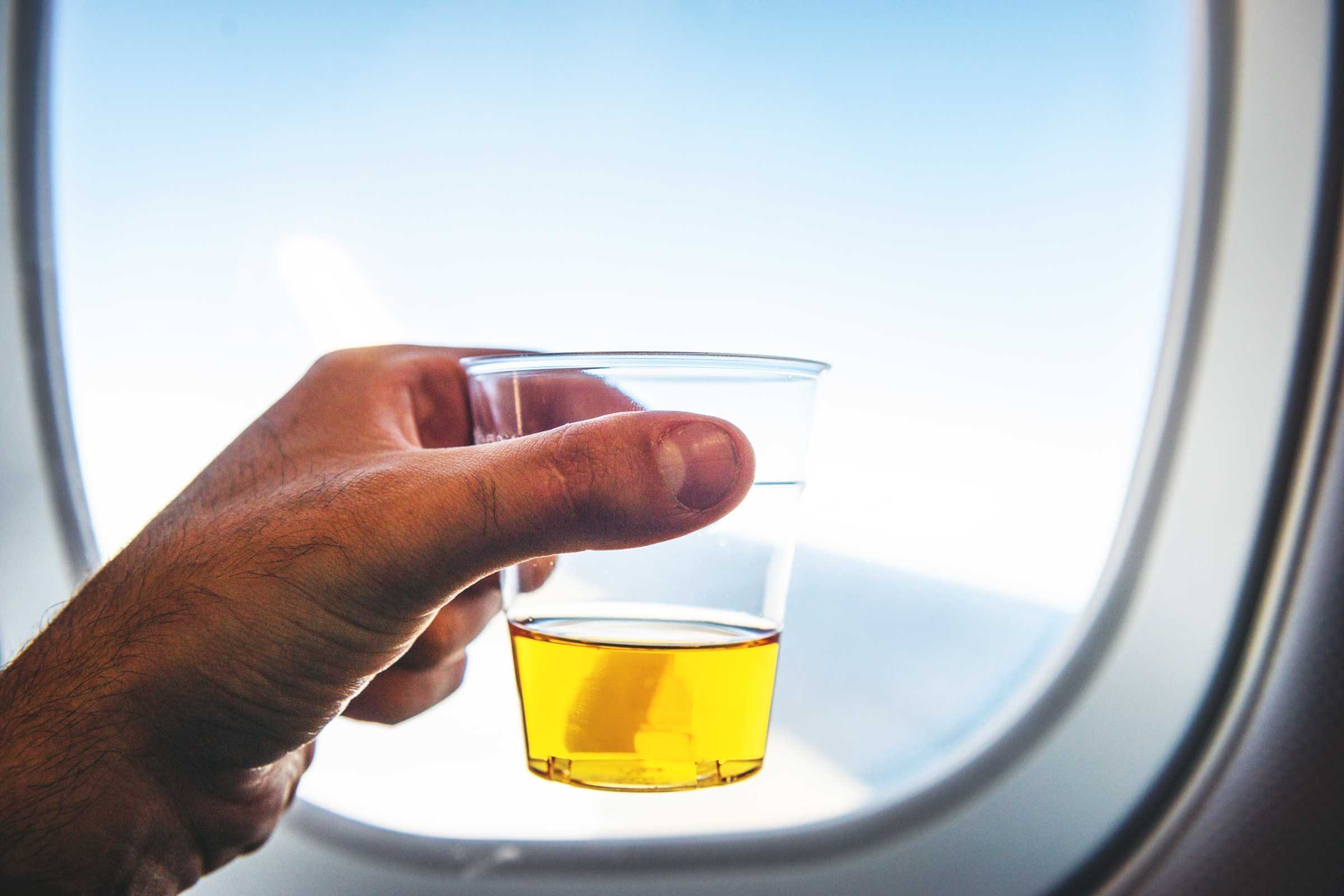 飛行機でまだ無料で受けられる11のサービス