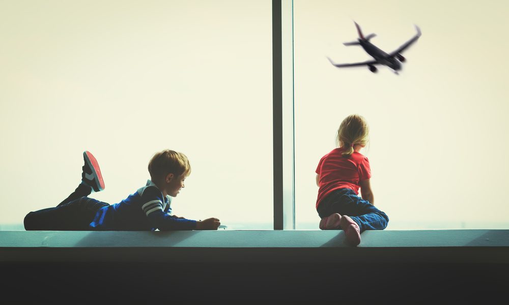 客室乗務員とパイロットが教える、子どもと一緒に飛行機に乗るための21の秘訣