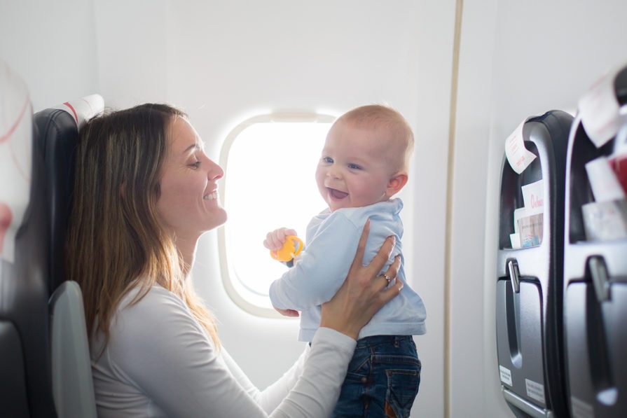 客室乗務員とパイロットが教える、子どもと一緒に飛行機に乗るための21の秘訣