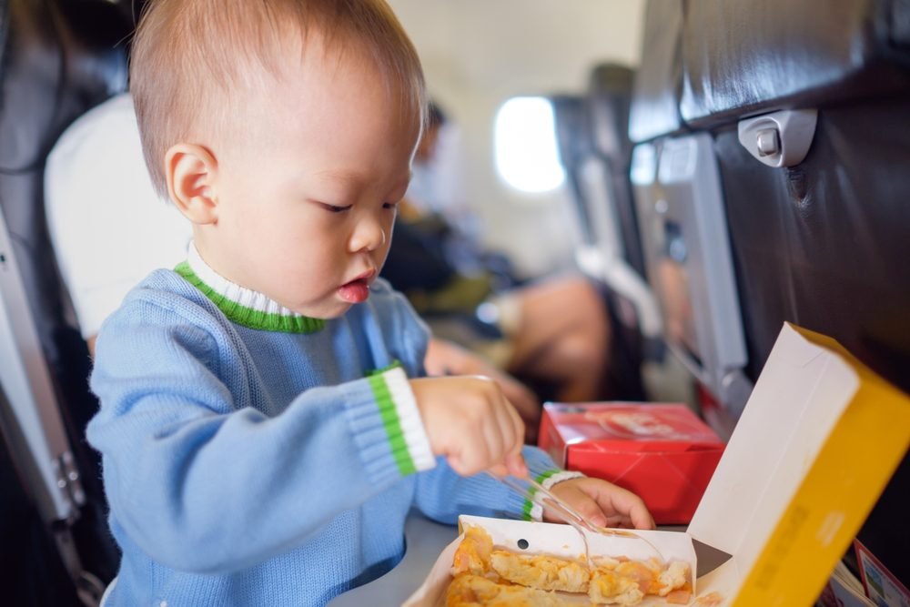 客室乗務員とパイロットが教える、子どもと一緒に飛行機に乗るための21の秘訣