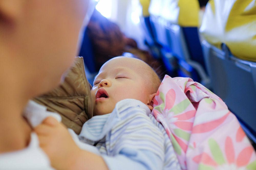 客室乗務員とパイロットが教える、子どもと一緒に飛行機に乗るための21の秘訣