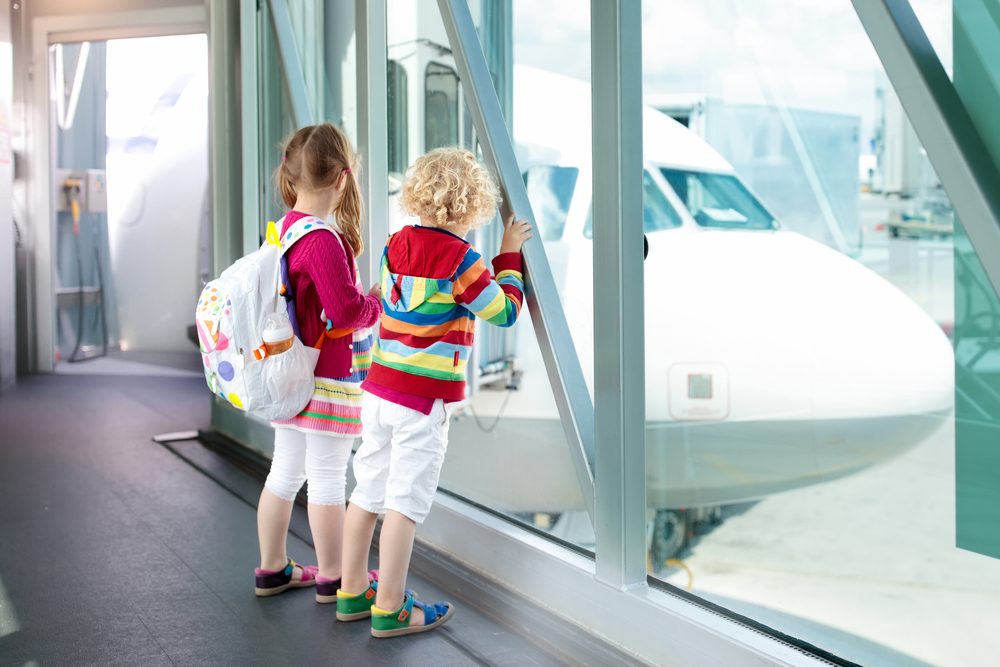 客室乗務員とパイロットが教える、子どもと一緒に飛行機に乗るための21の秘訣