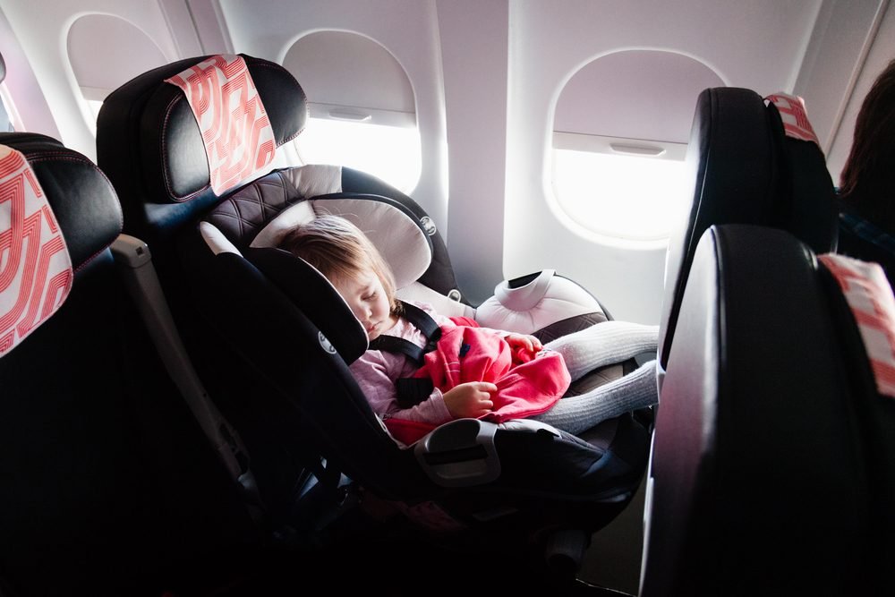客室乗務員とパイロットが教える、子どもと一緒に飛行機に乗るための21の秘訣