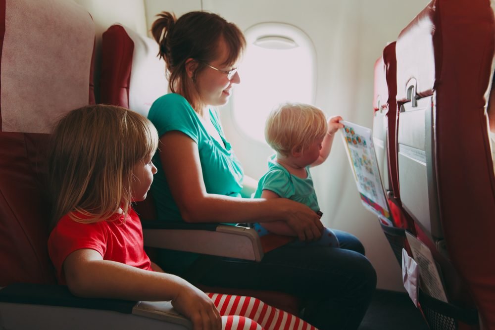 客室乗務員とパイロットが教える、子どもと一緒に飛行機に乗るための21の秘訣
