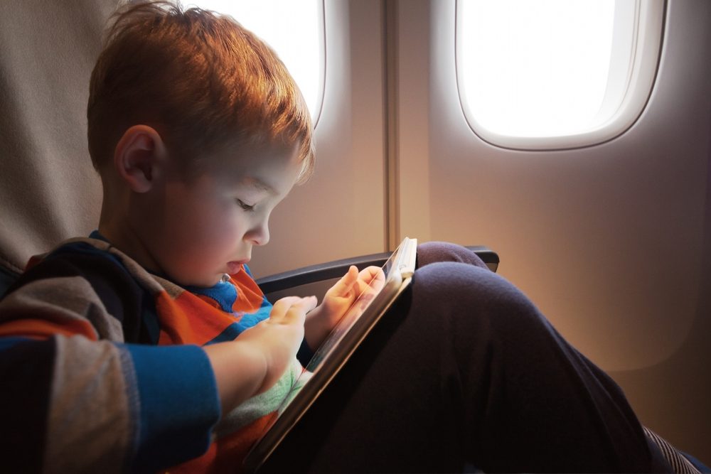 客室乗務員とパイロットが教える、子どもと一緒に飛行機に乗るための21の秘訣