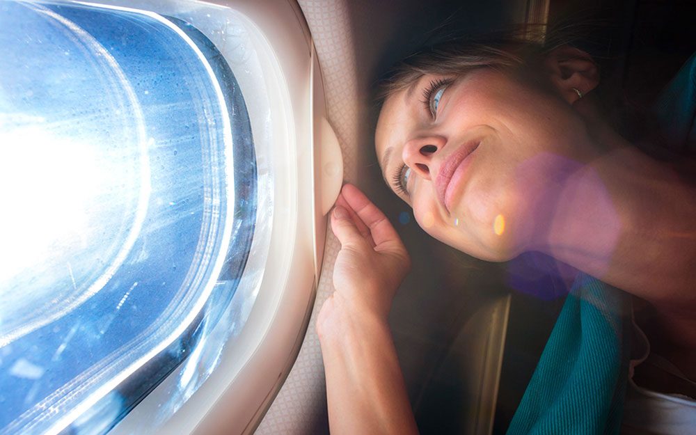 飛行機で快適に眠る方法：ベテラン旅行者が教える14の秘訣